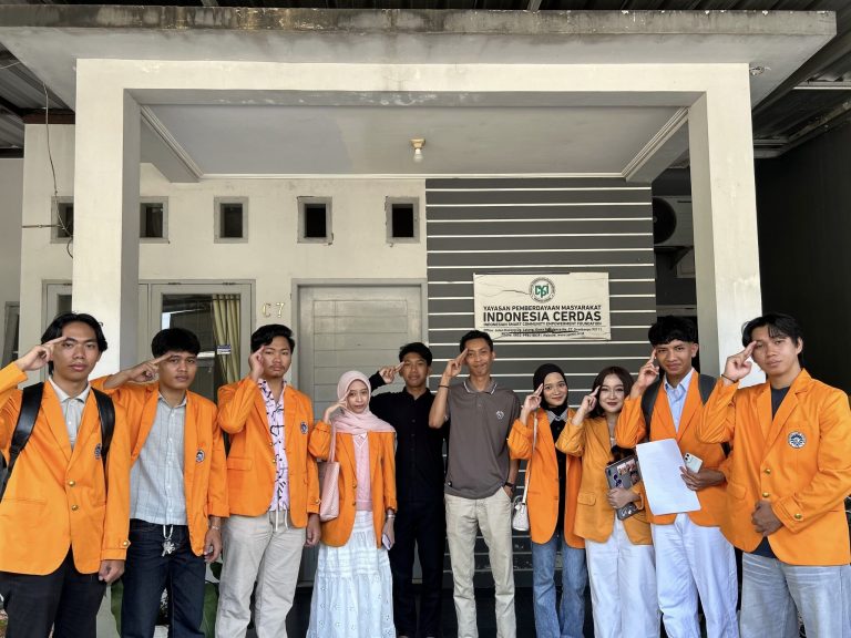 Muhammad Farid Abidin berbagi pengalaman dengan mahasiswa Universitas Negeri Makassar di YPMIC.