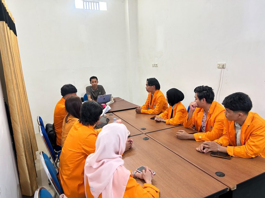 Muhammad Farid Abidin berbagi pengalaman dengan mahasiswa Universitas Negeri Makassar di YPMIC.